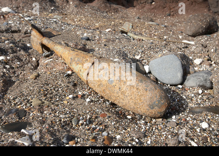 Bombe inesplose munizioni esposta da erosione costiera sulla spiaggia Mappleton vicino Hornsea East Yorkshire, Regno Unito Foto Stock