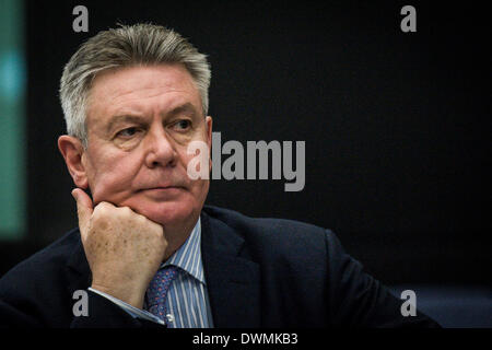 Strasburgo, BXL, Francia. Undicesimo Mar, 2014. Karel DE GUCHT, il Commissario europeo per il commercio dà il comunicato stampa sulle misure commerciali unilaterali a favore dell'Ucraina al Parlamento europeo sede a Strasburgo, Francia sul credito 11.03.2014: Wiktor Dabkowski/ZUMAPRESS.com/Alamy Live News Foto Stock