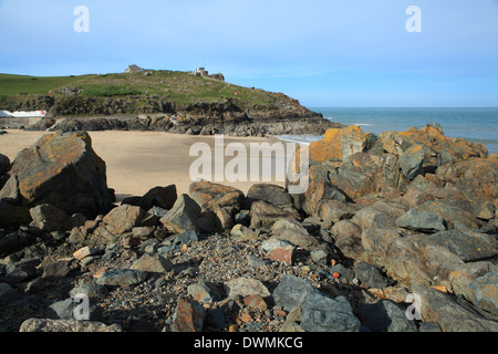 La molla vista della spiaggia di Porthgwidden verso l' Isola', West Cornwall, England, Regno Unito Foto Stock