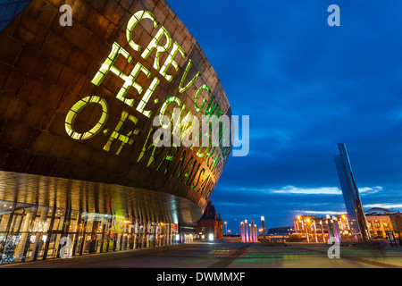 Millennium Centre, la Baia di Cardiff, Cardiff, Galles, Regno Unito, Europa Foto Stock