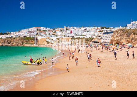 I turisti sulla spiaggia dei pescatori (Praia dos isole Pescadores), spiaggia Albufeira, Algarve, Portogallo, Europa Foto Stock
