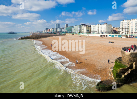 Il lungomare con le persone sulla spiaggia di Brighton Beach, East Sussex, England, Regno Unito, Europa Foto Stock