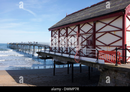 Per coloro che godono di sole primaverile su Saltburn Pier Foto Stock