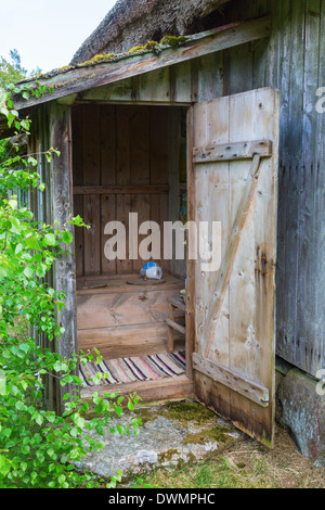 Fuori casa con una porta aperta Foto Stock