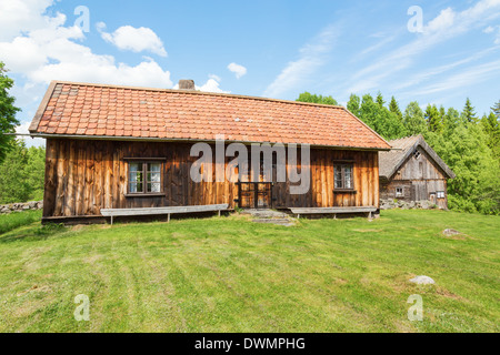 Cottage con un giardino su una collina Foto Stock