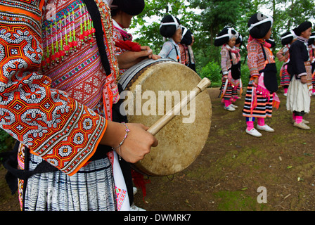 Long Horn Miao ragazze in costumi tradizionali celebrando fiore Festival di danza, Longjia village, Guizhou, Cina e Asia Foto Stock