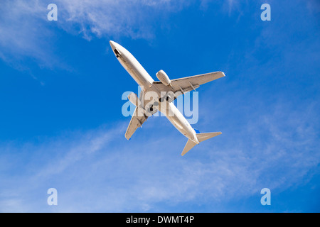 Volo in aeroplano sovraccarico con cielo blu e la parte inferiore del velivolo come si arriva in per un atterraggio all'aeroporto di San Diego. Foto Stock