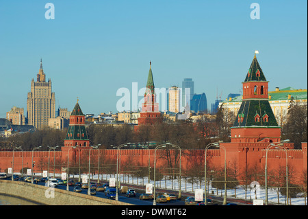 Le mura del Cremlino e il centro business, Mosca, Russia, Europa Foto Stock