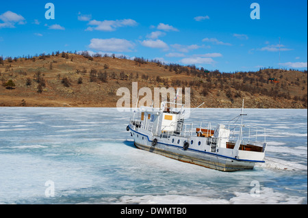 Porto congelate di Khoujir, Maloe più piccolo (mare), Olkhon island, il lago Baikal, sito UNESCO, Oblast di Irkutsk, Siberia, Russia Foto Stock