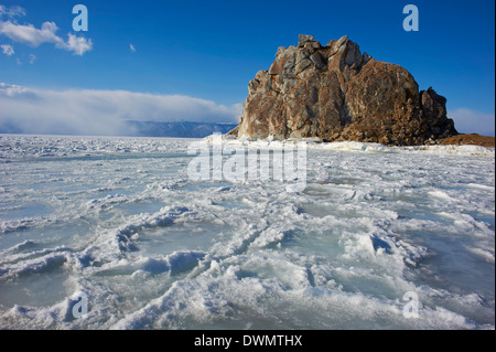 Shaman rock, Maloe più piccolo (mare), Olkhon island, il lago Baikal, sito UNESCO, Oblast di Irkutsk, Siberia, Russia Foto Stock