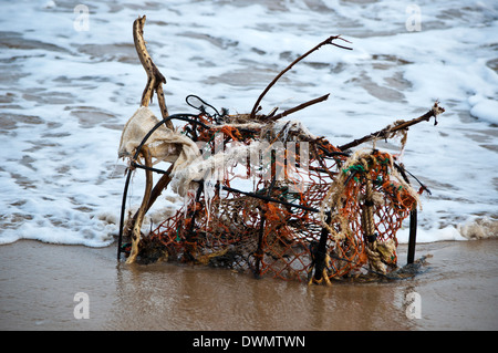 Vecchio lobster pot lavato fino sulla spiaggia spazzatura flotsam jetsam Foto Stock