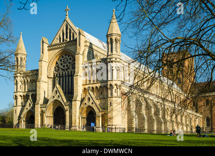 Cattedrale di St Albans, Hertfordshire, Inghilterra, Regno Unito, visto da Abbey Mill Lane. Foto Stock