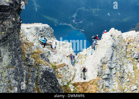 Gli escursionisti sul Monte Rysy, 2499m, il punto più alto in Polonia, Zakopane, Carpazi, Polonia, Europa Foto Stock