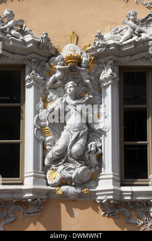 Vergine Maria, casa del falco, il miglior stile Rococò edificio della città sulla luglio 18, 2013 in Wurzburg, Germania Foto Stock