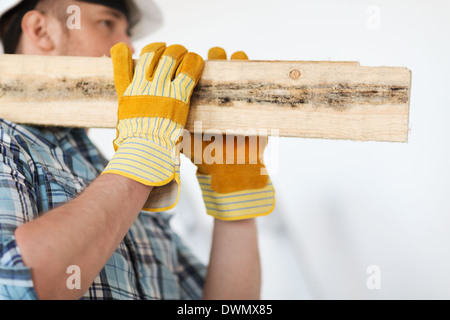 Chiusura del maschio nel trasporto dei guanti di tavole di legno Foto Stock