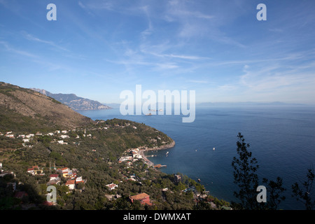 Vista di tutta la Costiera Amalfitana, Sito Patrimonio Mondiale dell'UNESCO, dalla parte superiore della Baia di Ieranto, Campania, Italia, Mediterranea Foto Stock