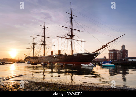 Vascello storico guerriero HMS visto al tramonto, ormeggiata nel porto di Portsmouth, Hampshire, Regno Unito Foto Stock