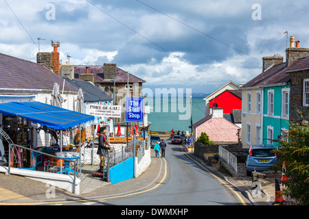 Visualizza in basso Church Street verso il porto, New Quay, Ceredigion, West Wales, Regno Unito Foto Stock