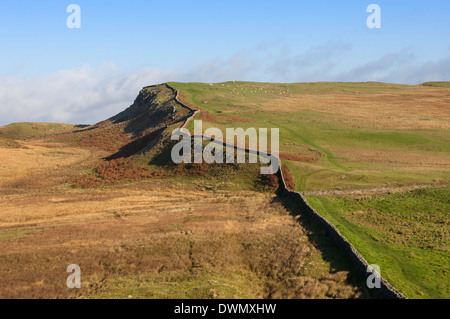 Oriente al punto Trig sulle balze Sewingshields, parete di Adriano, Nazionale, sito Patrimonio dell'Umanità UNESCO sito, Northumbria, England, Regno Unito Foto Stock