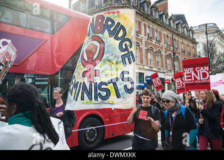 Marzo per donna Giornata Internazionale scendendo Oxford Street,, 2014, London, Regno Unito Foto Stock