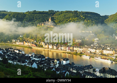 Vista di Cochem con il Castello Imperiale e il fiume Moselle (Mosel), Renania-Palatinato, Germania, Europa Foto Stock