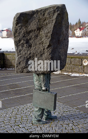 Bizzarro Blockhead statua accanto al lago Tjornin nel centro di Reykjavik Foto Stock