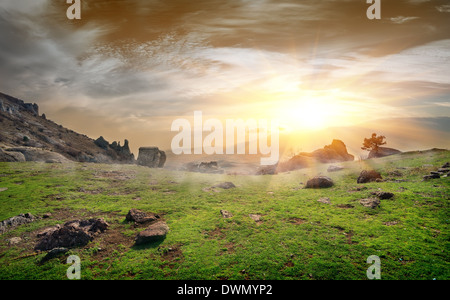 Massi rocciosi su un prato di sunrise Foto Stock