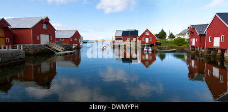 Vista tipica di scandinavian villaggio di pescatori, Bud, Norvegia Foto Stock