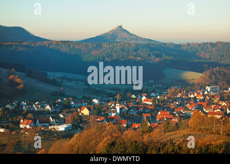 Vista di Jungingen e Hohenzollern Castello Svevo, Baden-Württemberg, Germania, Europa Foto Stock