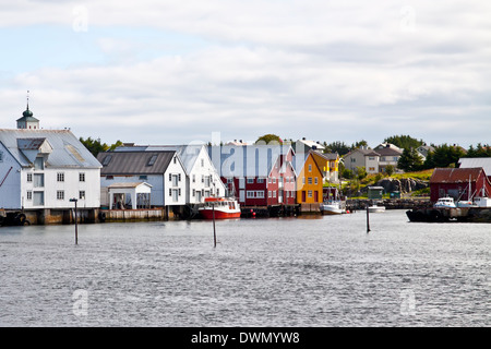 Vista tipica di scandinavian villaggio di pescatori, Bud, Norvegia Foto Stock