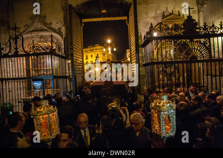 Marzo 10, 2014 - Sevilla, Spagna - Siviglia il Consiglio delle Confraternite celebra la Via Crucis con la scultura del Santo Cristo della scadenza, appartenente alla fratellanza chiamato 'del Museo''. Siviglia, Spagna, 10 marzo, 2014...Foto: Daniel Gonzalez Acuna/NurPhoto (credito Immagine: © Daniel Gonzalez Acuna/NurPhoto/ZUMAPRESS.com) Foto Stock