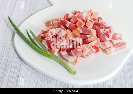 Fette di pancetta su un tagliere Foto Stock