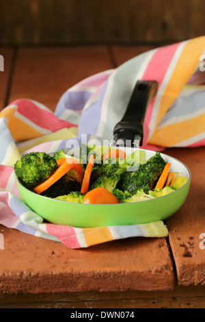 Verdure miste con carote e broccoli gustoso guarnire Foto Stock