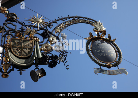 Il vecchio segno per un ristorante nel centro storico di Miltenberg Miltenberg in Germania il 20 luglio 2013. Foto Stock