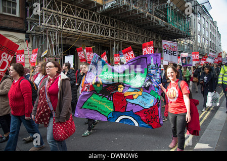 Marzo per donna Giornata Internazionale attraversando Soho, 2014, London, Regno Unito Foto Stock