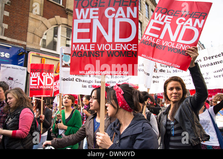 Marzo per donna Giornata Internazionale attraversando Soho, 2014, London, Regno Unito Foto Stock