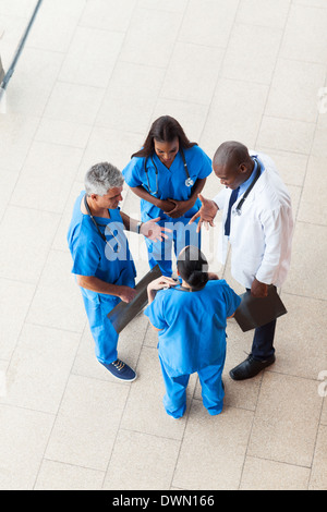 Vista aerea del lavoratori medici aventi un incontro all'ospedale Foto Stock