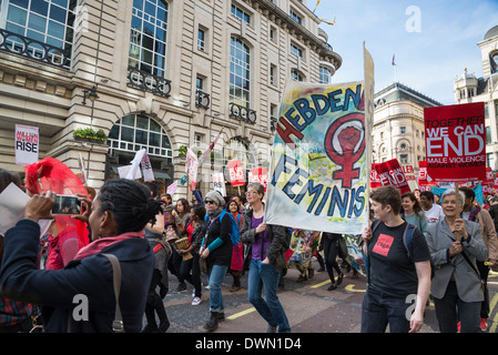 Marzo per donna Giornata Internazionale scendendo Haymarket, 2014, LONDRA, REGNO UNITO Foto Stock