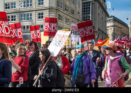 Marzo per donna Giornata Internazionale scendendo Haymarket, 2014, LONDRA, REGNO UNITO Foto Stock