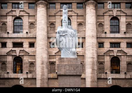 Piazza degli affari con la vista del Cattelan del dito, Milano, Lombardia, Italia Foto Stock