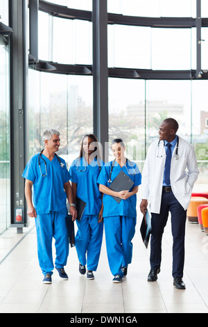 Gruppo di professionisti sanitari a piedi in ospedale Foto Stock