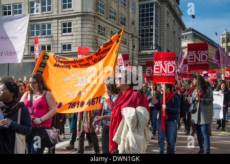 Marzo per donna Giornata Internazionale scendendo Haymarket, 2014, LONDRA, REGNO UNITO Foto Stock