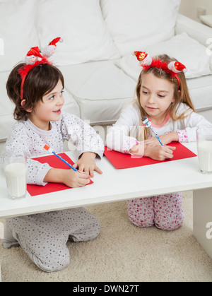 I fratelli a scrivere lettere a Babbo Natale Foto Stock