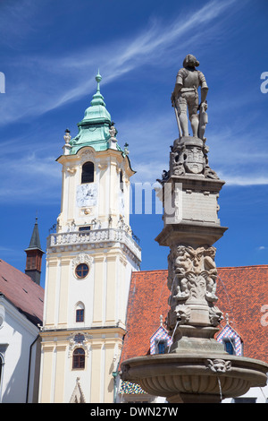 Il vecchio Municipio e Roland's Fontana in Hlavne Nam (Piazza Principale), Bratislava, Slovacchia, Europa Foto Stock