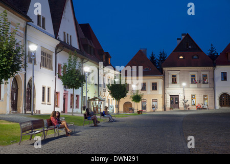 Piazza Radnicne al crepuscolo, Bardejov, Sito Patrimonio Mondiale dell'UNESCO, la regione di Presov, Slovacchia, Europa Foto Stock