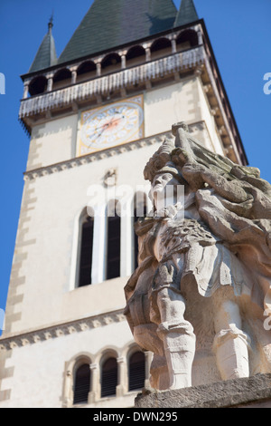 Statua fuori Basilica di San Egidio in Piazza Radnicne, Bardejov, Sito Patrimonio Mondiale dell'UNESCO, la regione di Presov, Slovacchia, Europa Foto Stock