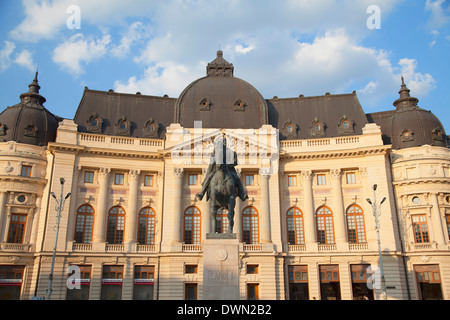 Statua di re Carol fuori Biblioteca Centrale Università, Piata Revolutiei, Bucarest, Romania, Europa Foto Stock