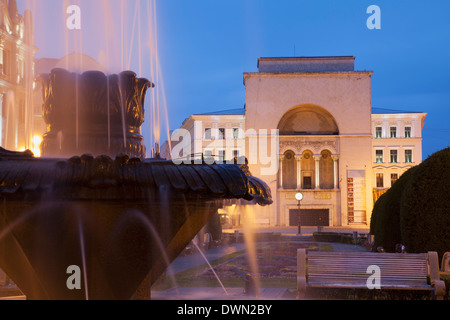 Il Teatro Nazionale e il Teatro Lirico in Piata Victoriei al crepuscolo, Timisoara, Banato, Romania, Europa Foto Stock