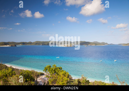 Vista di Zamami isola da Aka Isola, Kerama Islands, Okinawa, in Giappone, Asia Foto Stock