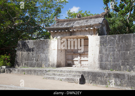 Sonohyan Utaki Stone Gate presso il Castello di Shuri, Sito Patrimonio Mondiale dell'UNESCO, Naha, Okinawa, in Giappone, Asia Foto Stock